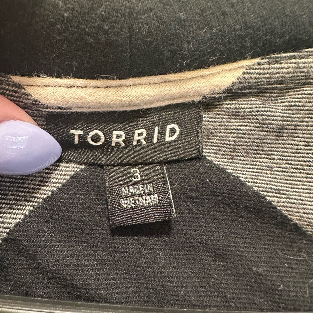 Torrid Long Sleeve Hooded Shirt, Black & White Plaid, Size 3 (3X 22-24), Used - Picture 5 of 6